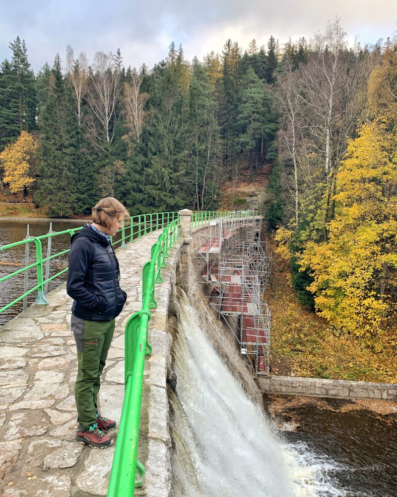 Karpacz přehrada na řece Łomnici holka