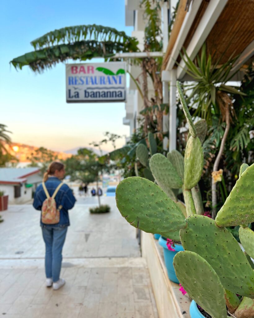 Albánie Saranda holka promenada