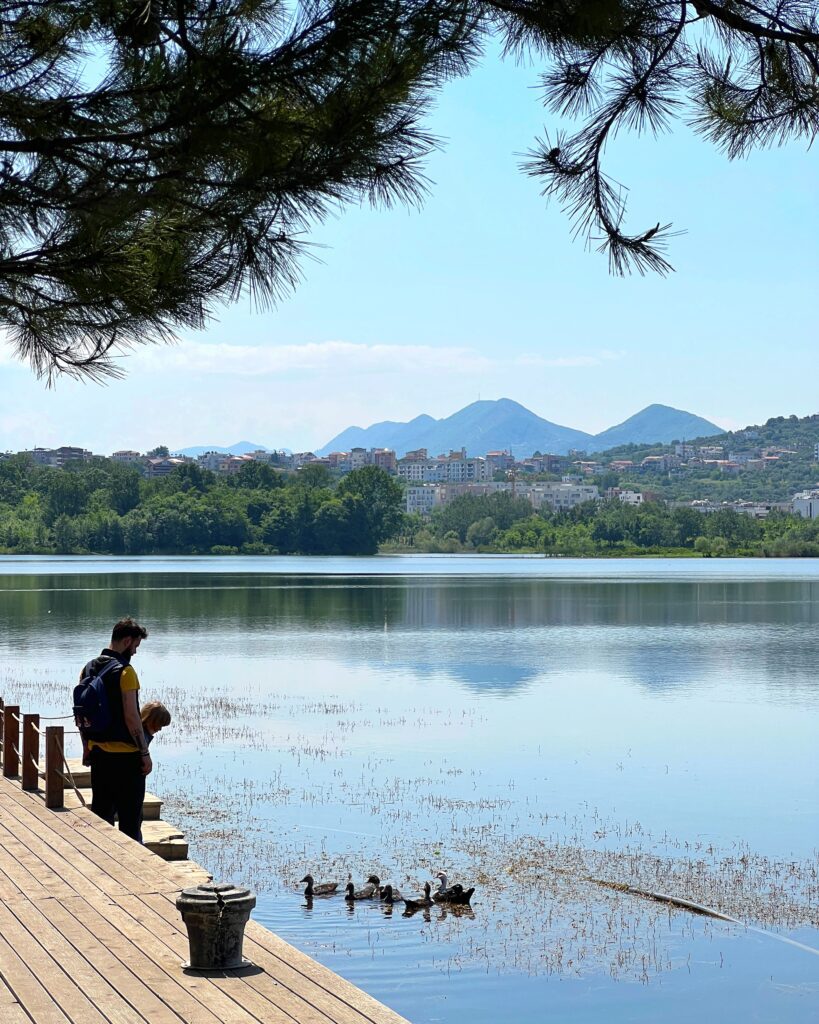 Albánie Tirana Grand Park hory jezero