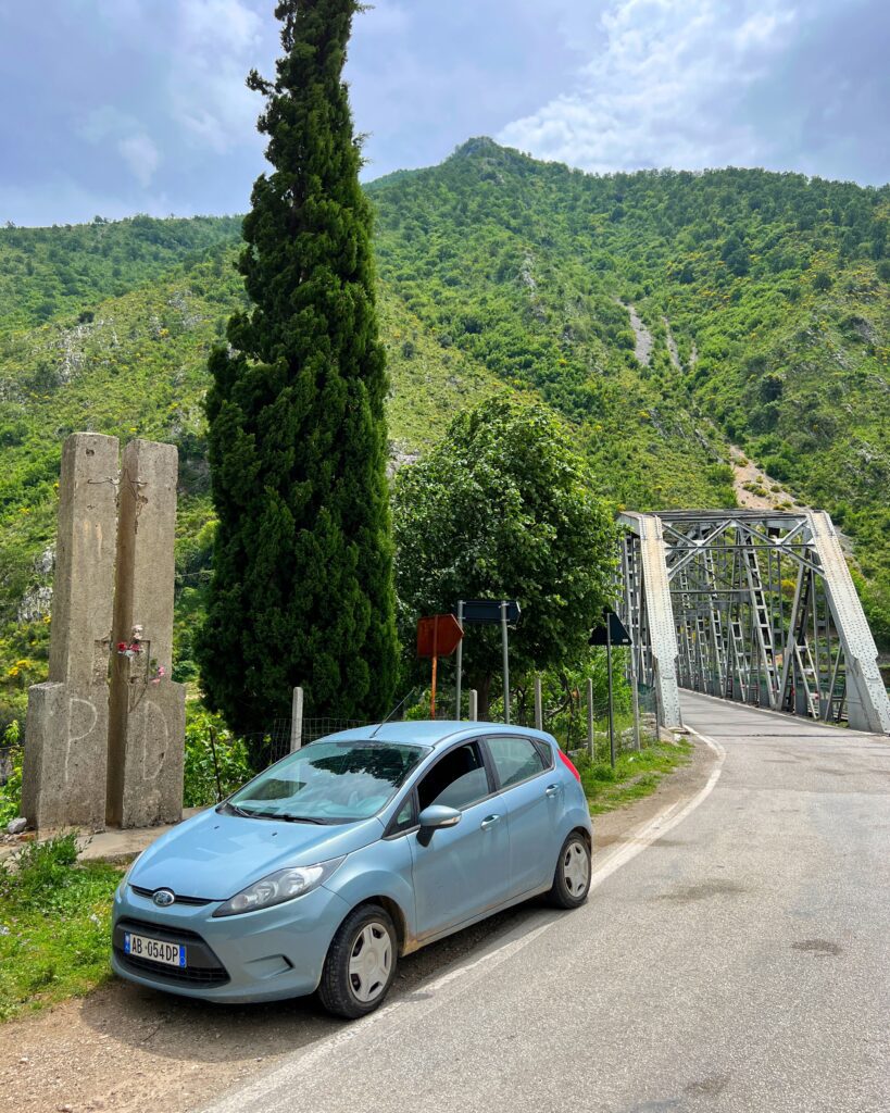 Albánie Kaňon Langarice auto