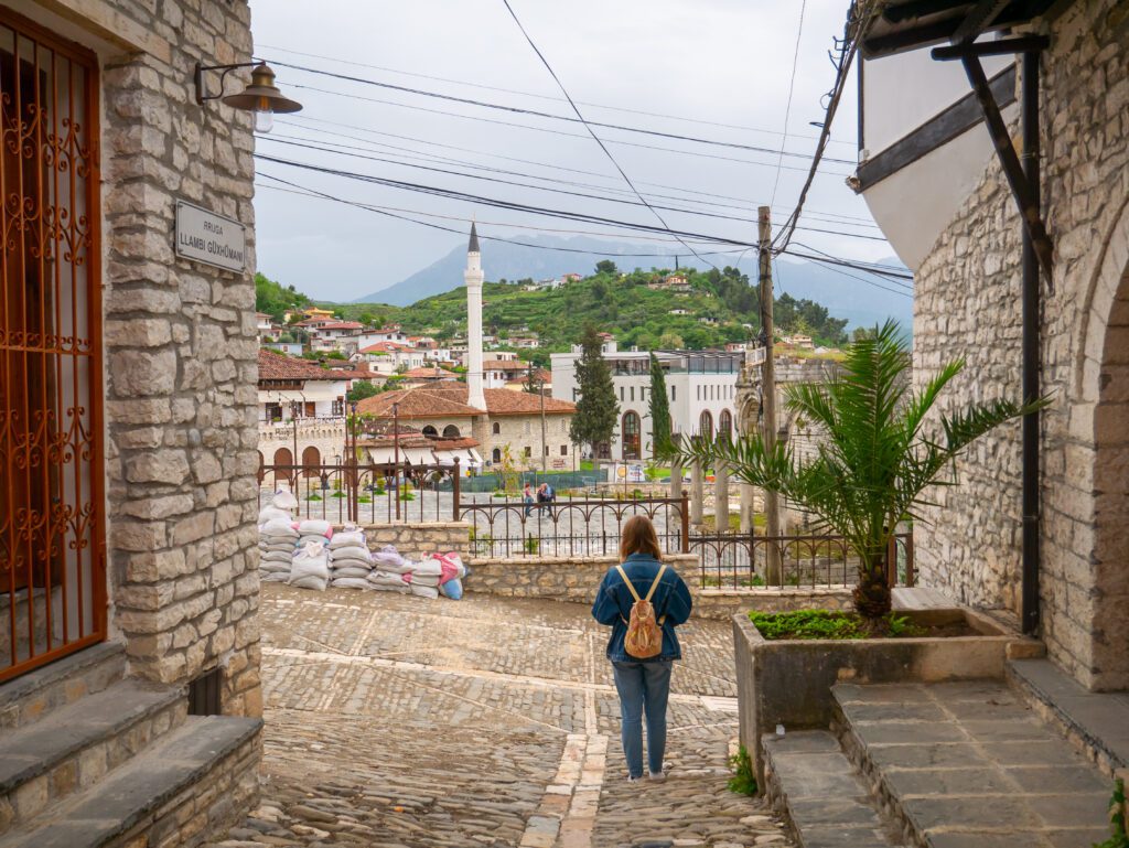 Albanie Berat holka ulice mešita