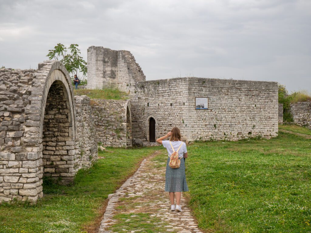 Albanie Berat holka hrad zřícenina mešity