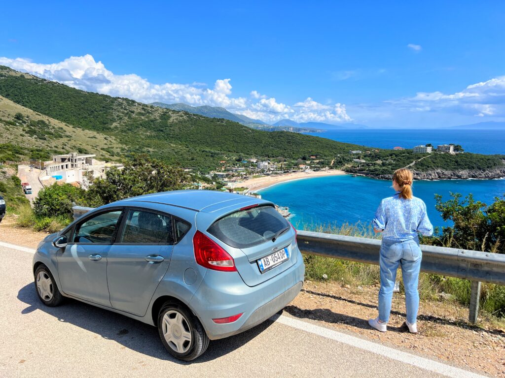 Albánie holka auto silnice