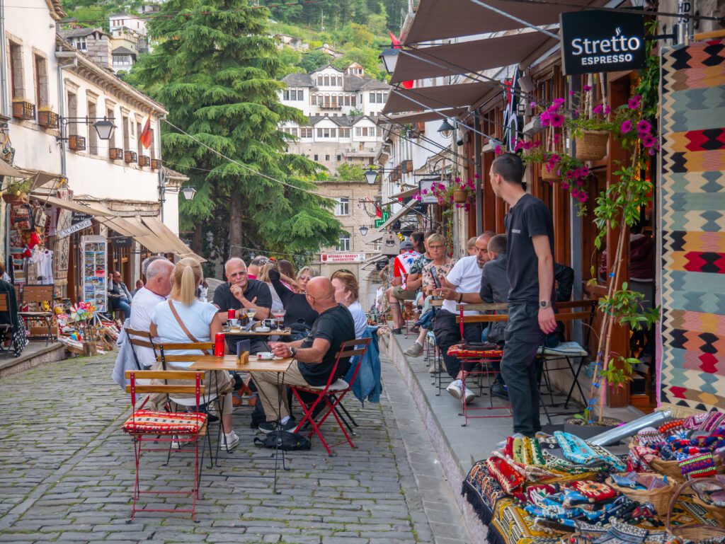 Albánie Gjirokastra restaurace na ulici