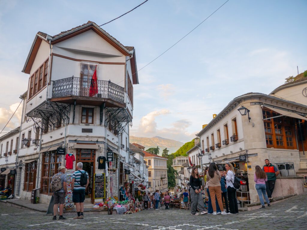 Albánie Gjirokastra náměstí Çerçiz Topulli