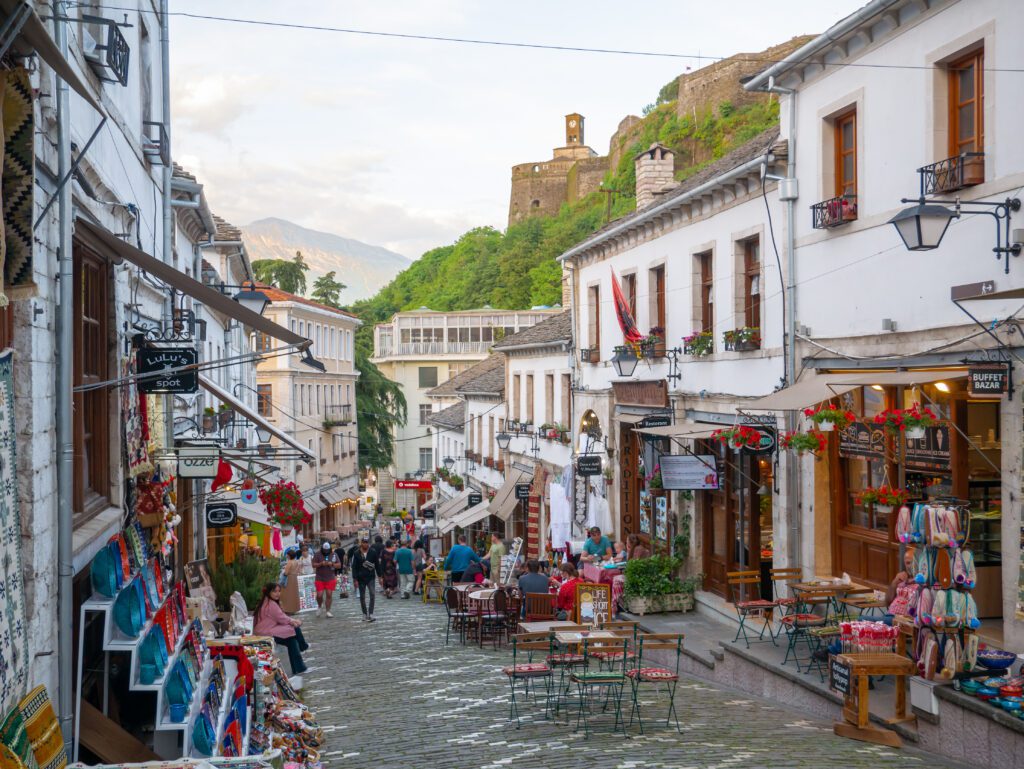 Albánie Gjirokastra hrad bazar restaurace na ulici