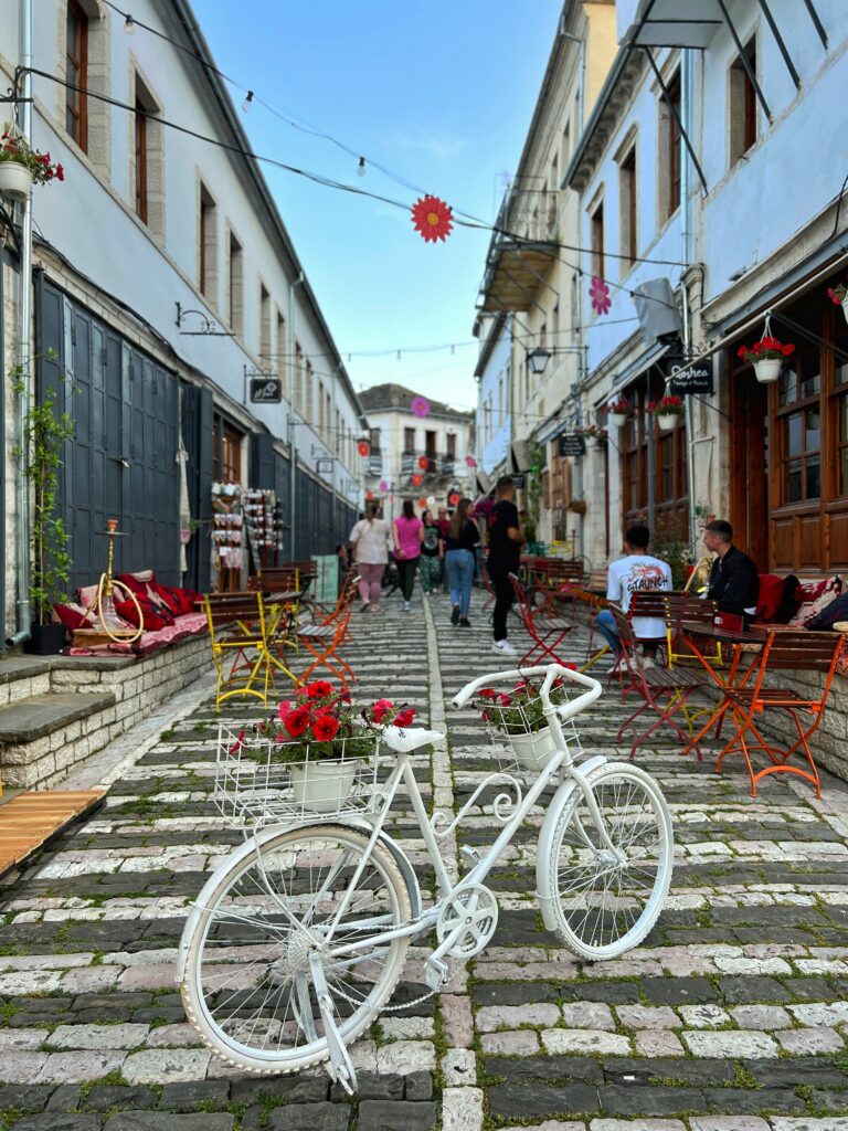 Albánie Gjirokastra bazar kolo ulice