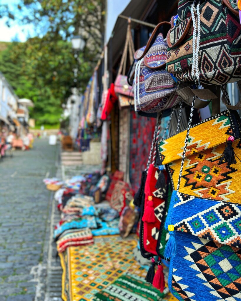 Albánie Gjirokastra kabelky bazar