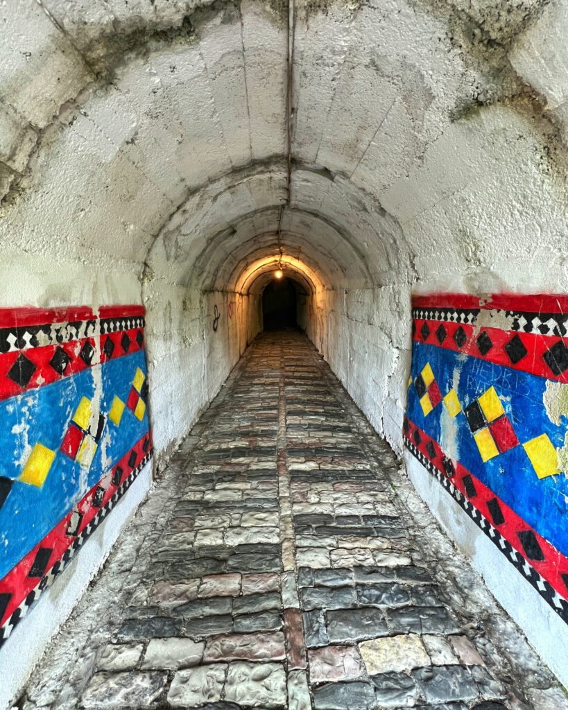 Albánie Gjirokastra tunel